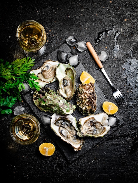 Verse oesters met greens op een zwarte achtergrond