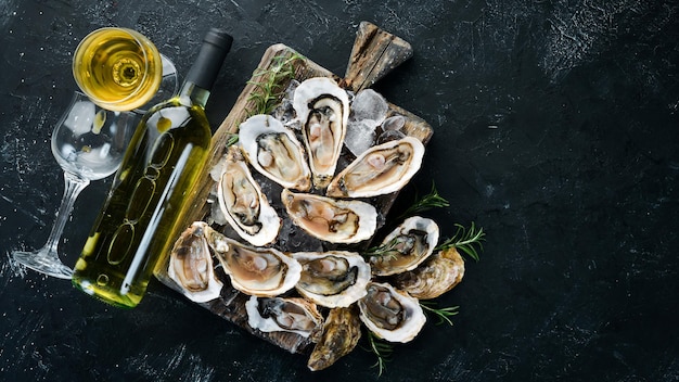 Verse oesters met ijs en witte wijn Zeevruchten Bovenaanzicht Gratis kopieerruimte