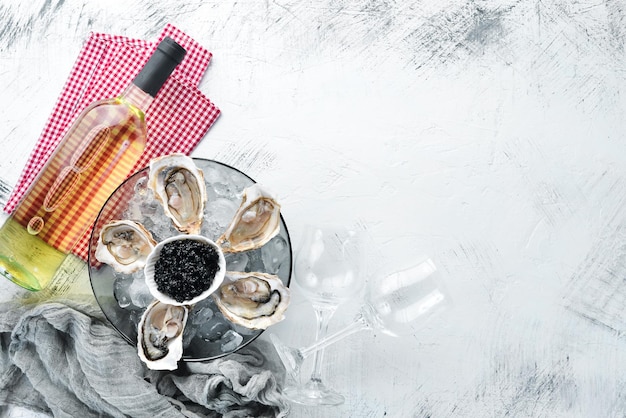 Verse oesters met ijs en witte wijn Zeevruchten Bovenaanzicht Gratis kopieerruimte