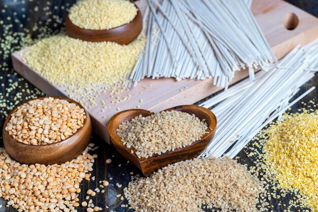 Verse ongekookte bulgur pap op tafel