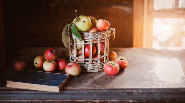 Verse oogst van rijpe en gezonde boerderij appels in een glazen pot, in een mand.