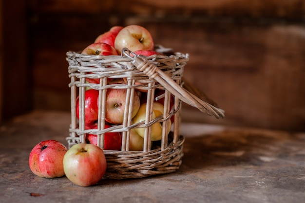 Verse oogst van rijpe en gezonde boerderij appels in een glazen pot, in een mand.