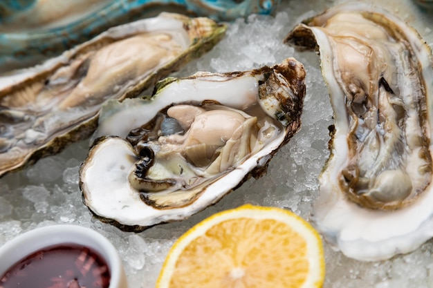 Verse open oesters met saus, citroen en een glaasje wijn