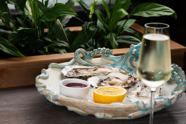 Verse open oesters met saus, citroen en een glaasje wijn