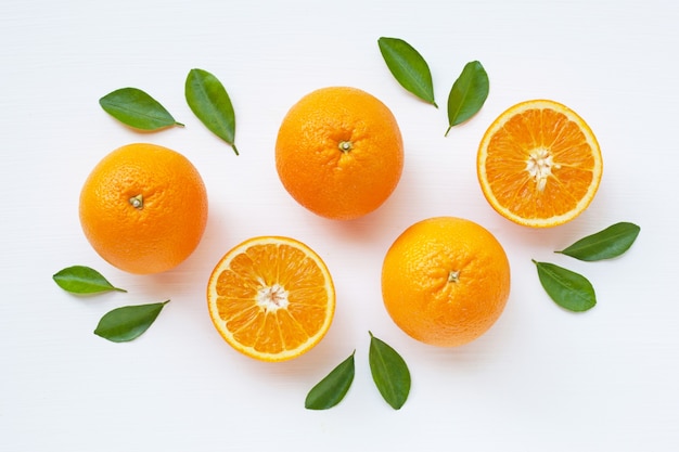 Verse oranje citrusvruchten die op witte achtergrond worden geïsoleerd.
