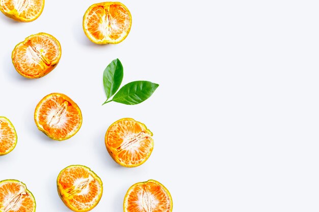 Verse oranje citrusvruchten geïsoleerd op een witte achtergrond. Sappig, zoet en rijk aan vitamine C