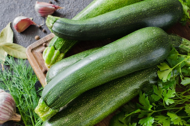 Verse organische courgette, knoflook en peterselie, kruiden en specerijen.