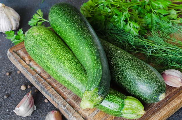 Verse organische courgettes, knoflook en kruiden