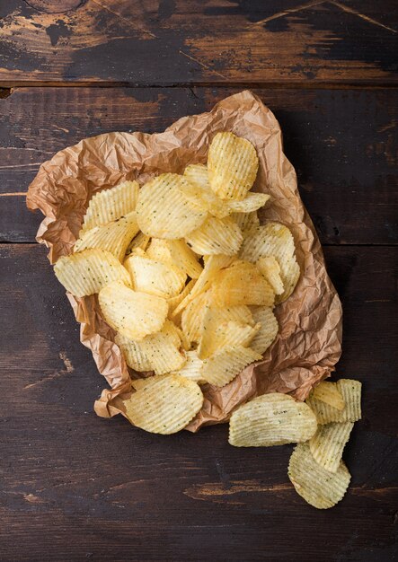 Verse organische eigengemaakte chips chips op papier op houten