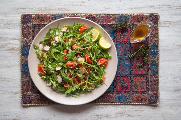 Verse organische salade met rucola en quinoa.