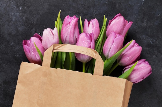 Verse paarse tulp bloemen tas