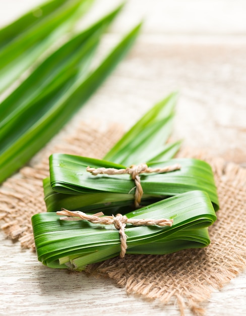 Foto verse pandan-bladeren op houten achtergrond