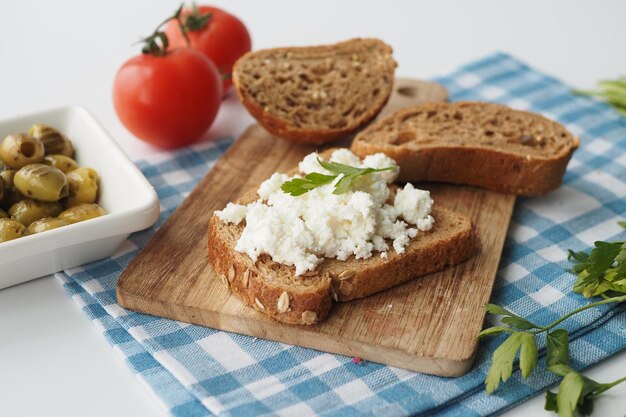 Verse paneer op een brood op tafel