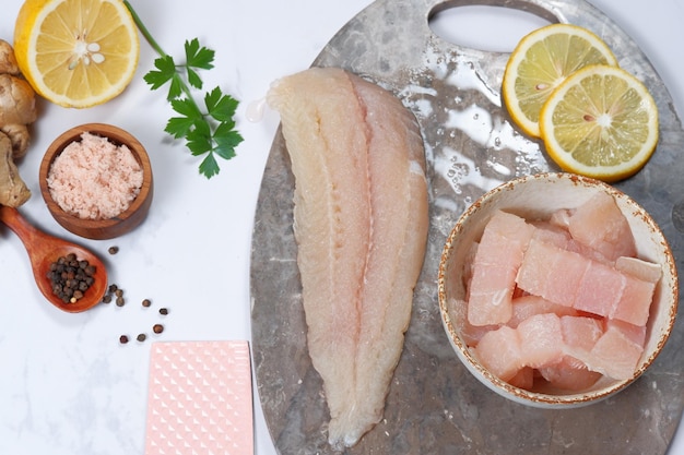 Verse pangasius dory visfilet met ingrediënt op witte achtergrond