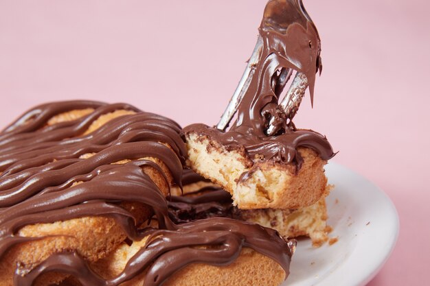 Verse pannenkoek in een bord met chocoladepasta, room op broodjes, pannenkoeken met chocolade