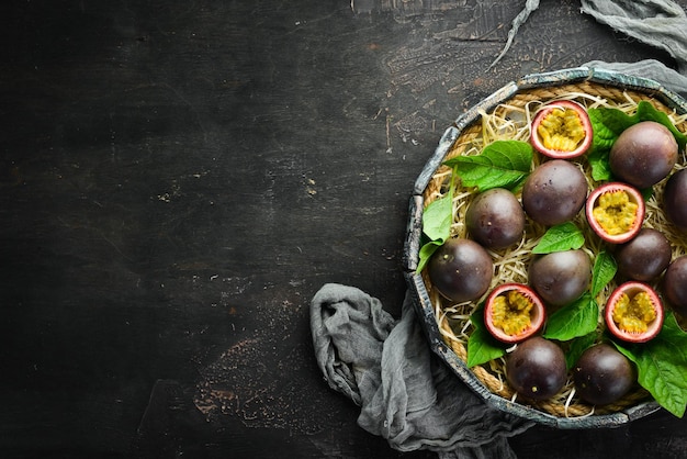 Verse passievrucht met bladeren in houten kist Tropisch fruit Bovenaanzicht Vrije ruimte voor tekst