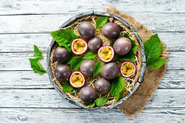 Verse passievrucht met bladeren in houten kist Tropisch fruit Bovenaanzicht Vrije ruimte voor tekst