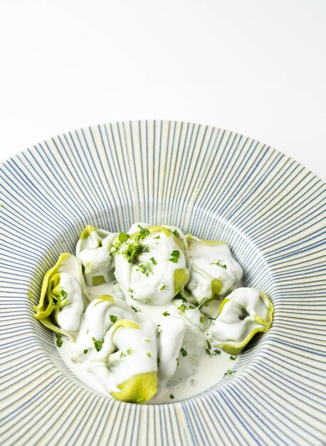 Verse pasta gevuld met witte roomsaus