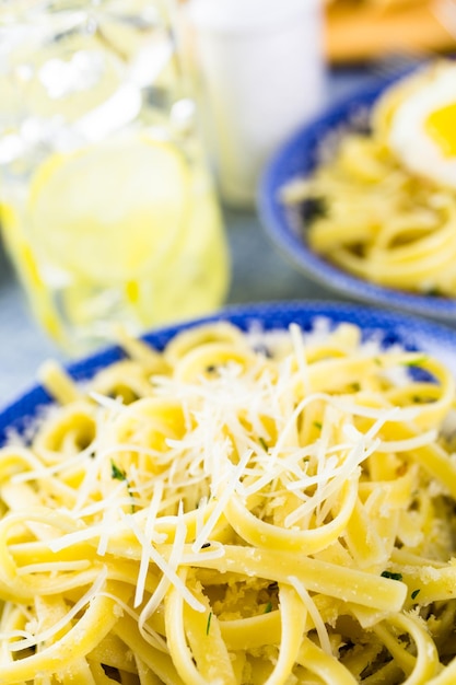 Verse pasta pangrattato met krokante eieren op tafel.