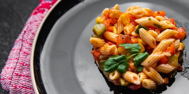 verse pastasalade tomaat komkommer maïs groente penne pasta maaltijd eten snack op tafel