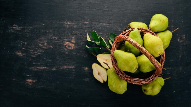 Verse peren in een houten mand Fruit Vrije ruimte voor tekst Bovenaanzicht