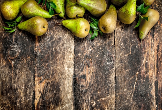 Verse peren met bladeren. Op een houten achtergrond.