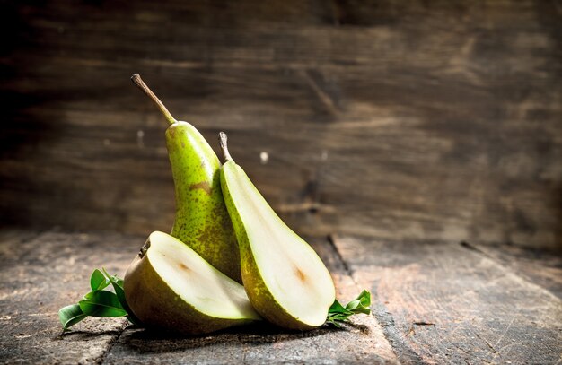 Verse peren met bladeren. Op een houten tafel.