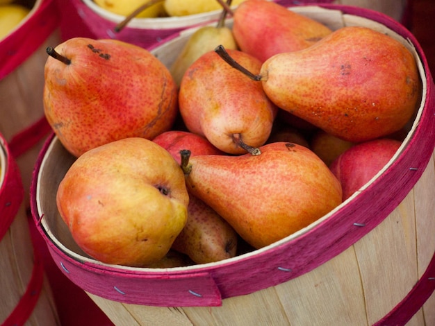 Verse peren op de lokale boerenmarkt. Boerenmarkten zijn een traditionele manier om landbouwproducten te verkopen.