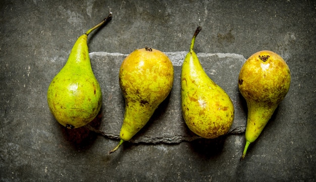 Foto verse peren op een stenen tribune. op de stenen tafel. bovenaanzicht