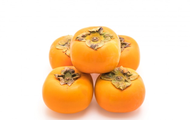 Verse persimmon op witte achtergrond