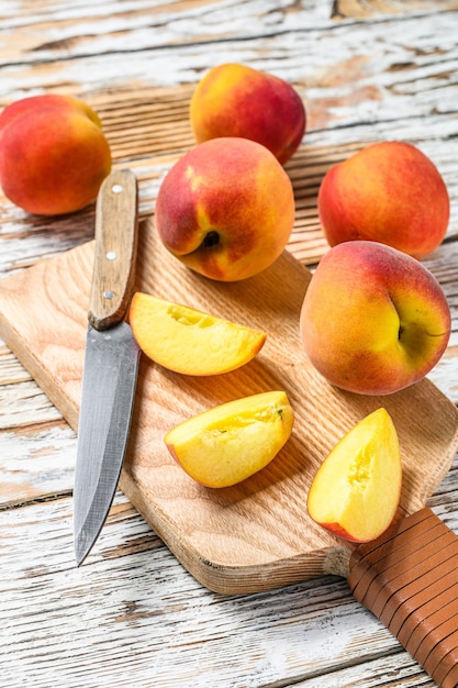 Verse perziken, biologisch fruit op de snijplank.