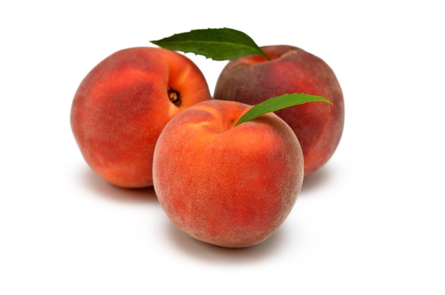 Verse perziken geïsoleerd op een witte achtergrond close-up