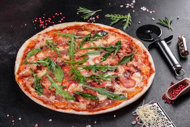 Verse pizza gebakken in de oven met rucola