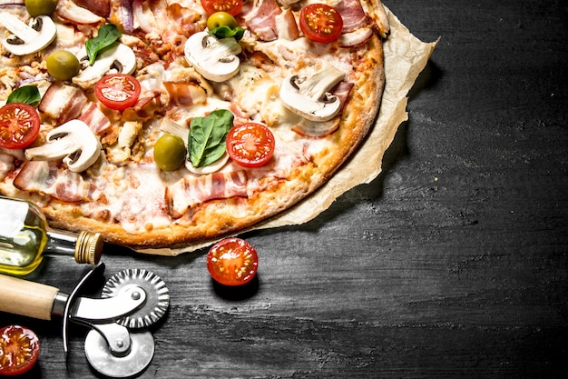 Verse pizza met spek, tomaten, olijven en greens.