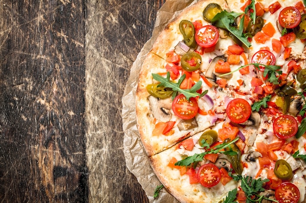 verse pizza met tomaten en greens.