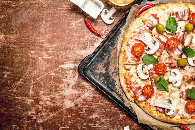 Verse pizza met vlees en tomaten.