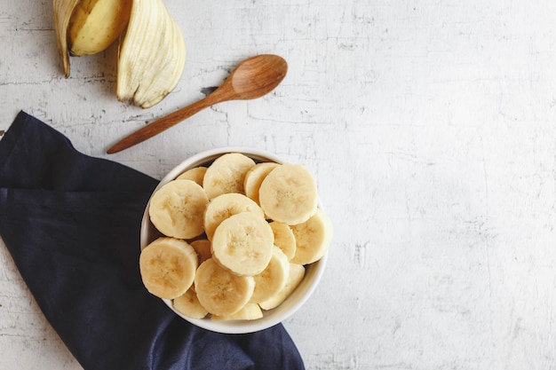 verse plakjes banaan in een kom