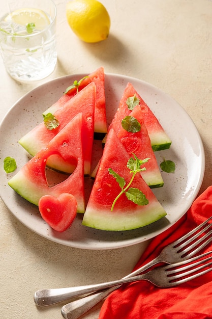 Verse plakjes watermeloen in een bord Zomer gezond voedsel