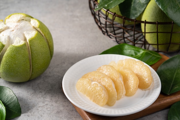 Verse pomelo op grijze cementachtergrond voor Mid-Autumn Festival fruit.