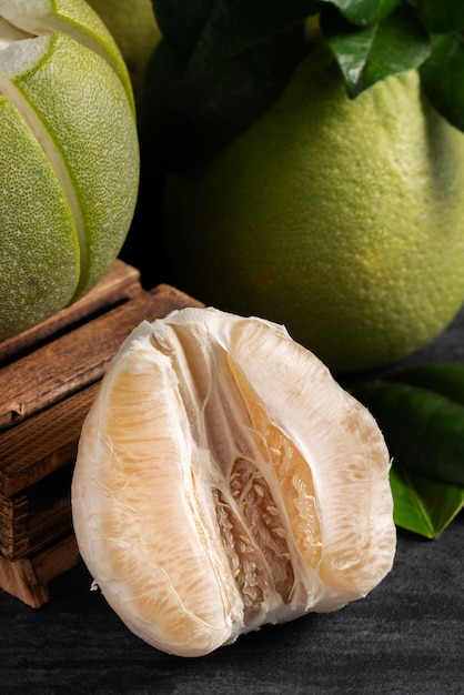 Verse pomelo op zwarte leisteen achtergrond voor mid-autumn festival fruit.