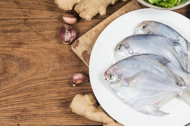 Verse Pomfret op de tafel