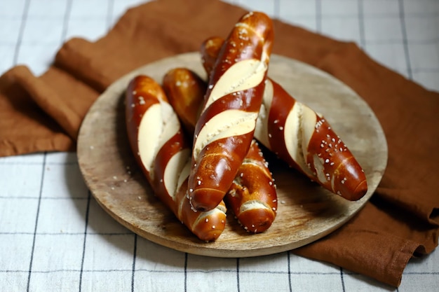 Verse pretzels op een houten dienblad Rechte platte pretzels