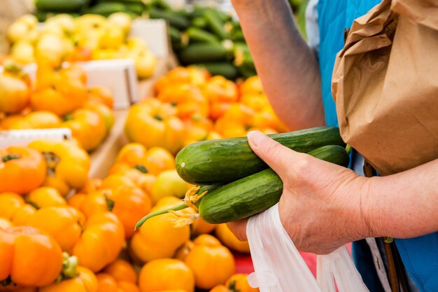 Verse producten op de boerenmarkt in de vroege zomer.