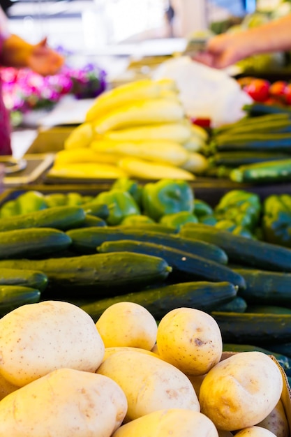 Verse producten op de lokale boerenmarkt.