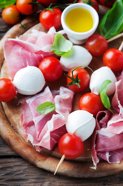 Verse prosciutto met basilicum en mozzarella