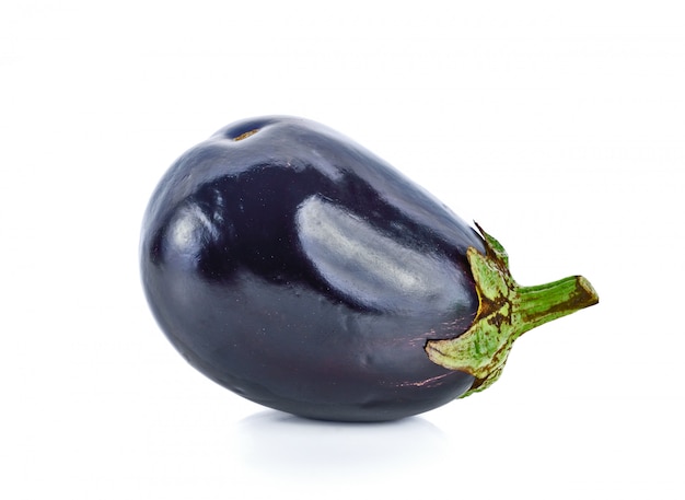 Verse purpere aubergine die op witte muur wordt geïsoleerd