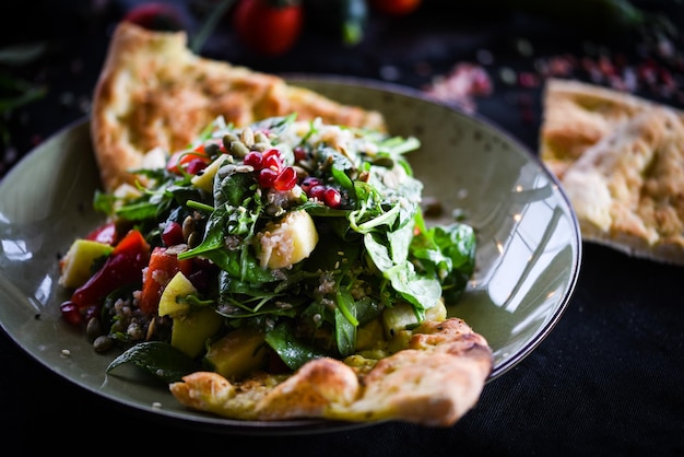 Verse quinoa salade met smakelijke focaccia