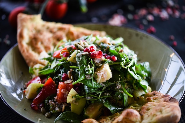Verse quinoa salade met smakelijke focaccia