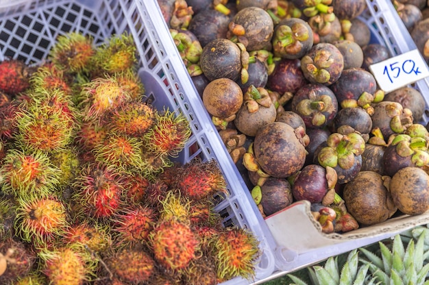Verse ramboetan fruitbos op lokale markt in thailand