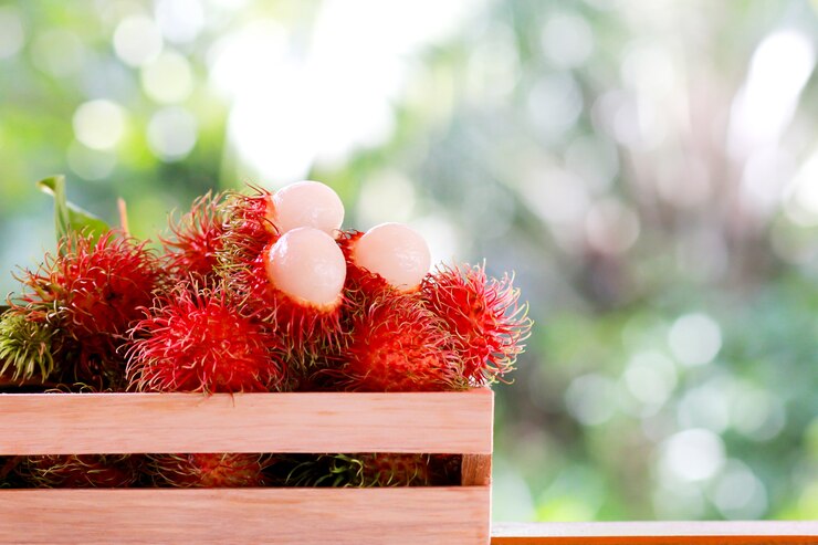 Verse rambutan in de houten doos